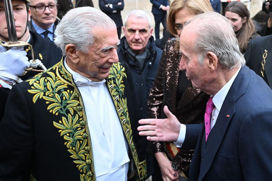 Beiktatták Mario Vargas Llosa Nobel-díjas írót a Francia Akadémia tagjai közé