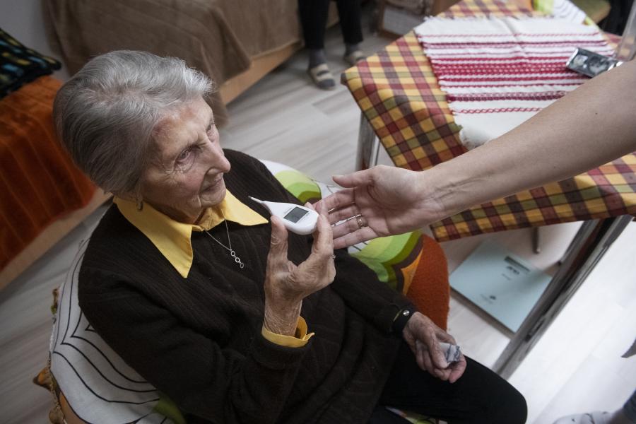 Mesterséges intelligencia védi az időseket, akiknek csak a hét százalékát éri el a házi segítségnyújtás