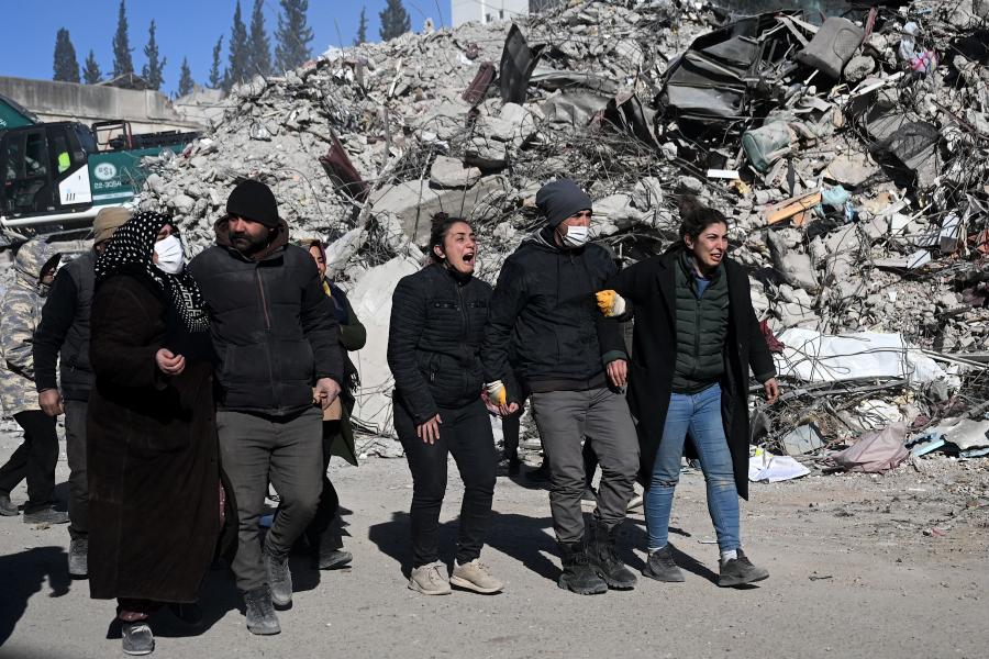 Még tíz nappal a földrengés után is találnak túlélőket Törökországban, de ez már a gyász időszaka