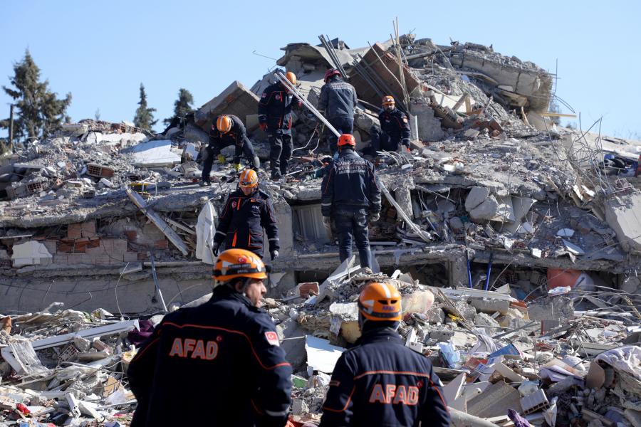 Késlekedtek a mentéssel a törökök, jóval több ember életét lehetett volna megmenteni a földrengés után