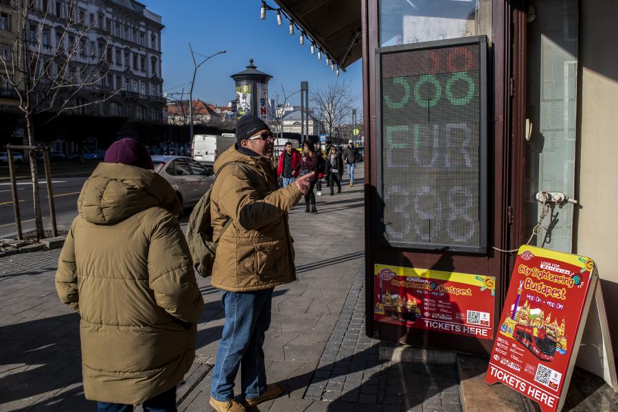 Megtorpant a forint erősödése, kilenc hónapos csúcsáról fordult vissza az euróval szemben