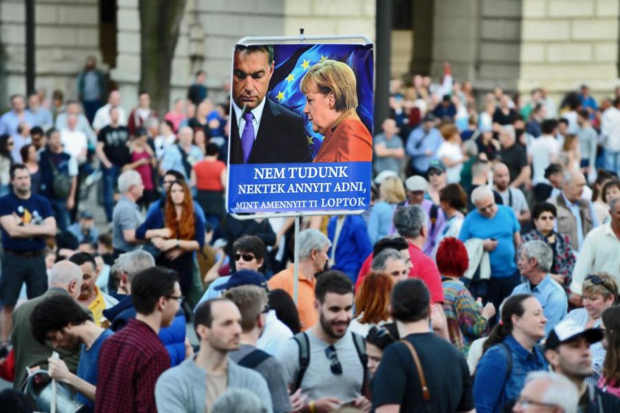Magyarországon a miniszterek hiába keverednek korrupciós botrányba, lemondás helyett csak még nagyobb hatalmuk lesz