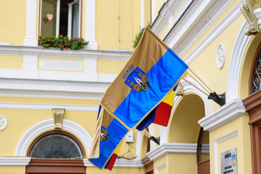 Jogerős a bírósági döntés, megsemmisítették a Sepsiszentgyörgy zászlaját jóváhagyó román kormányhatározatot