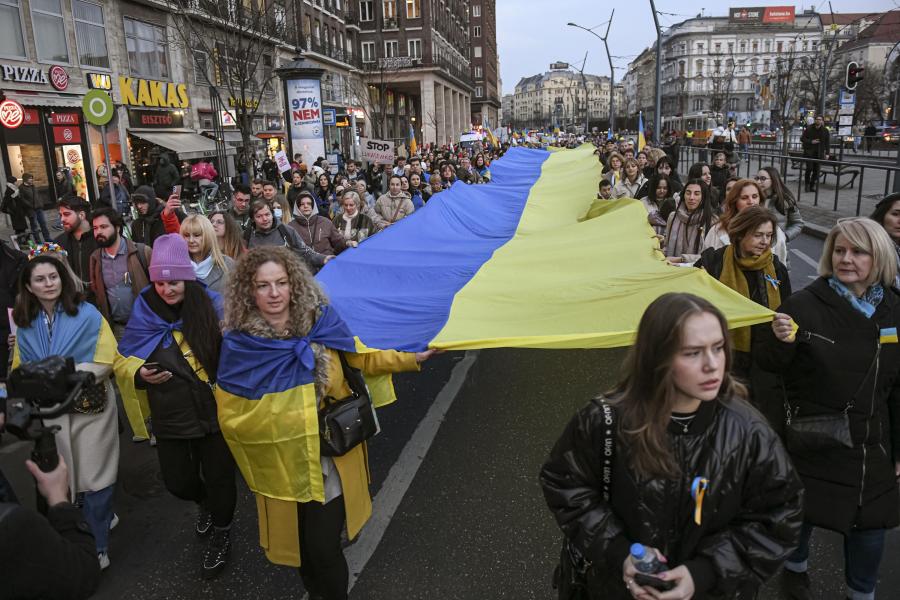 Több ezer ember vonul fel, Ukrajnáért állnak ki Budapesten – Élő közvetítés