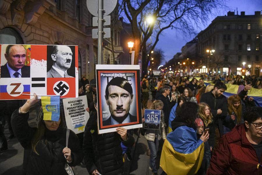 „Melyik bolygón békepártiság kiállni Vlagyimir Putyin mellett?” – Ezrek tüntettek Budapesten Ukrajnáért és a háború végéért