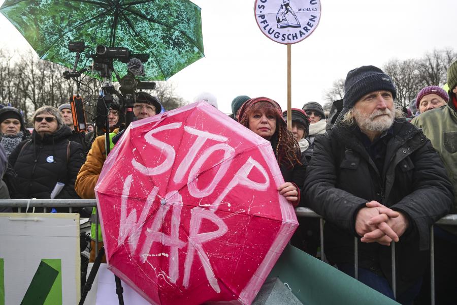 Tízezer ember tüntetett Ukrajna felfegyverzése ellen Németország fővárosában