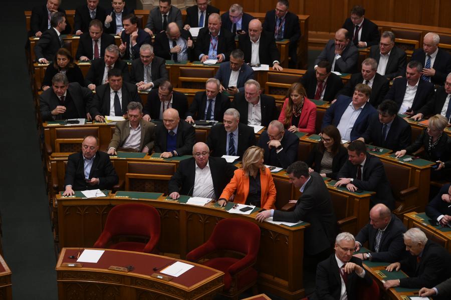 Villámgyorsan megszavazta a Magyar Orvosi Kamara szétverését a fideszes parlamenti többség