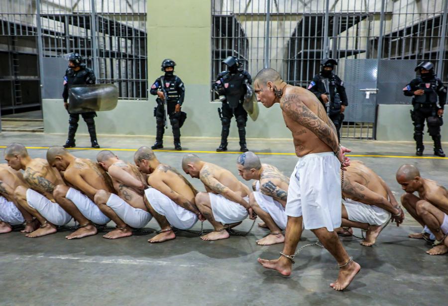 Új, 40 ezer rab fogvatartására alkalmas börtönnel büszkélkedik Salvador öntörvényű elnöke (videó)