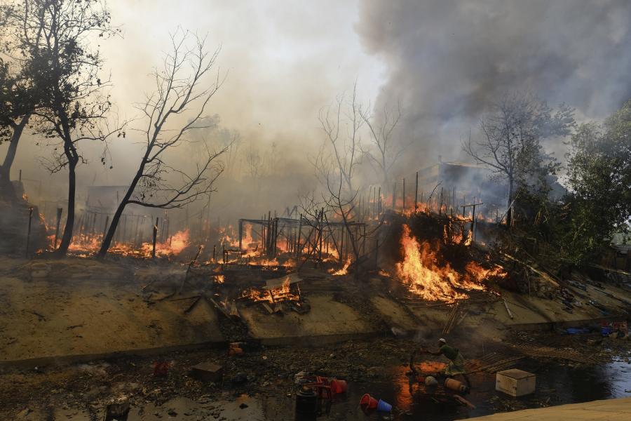 Tűz pusztított egy bangladesi menekülttáborban, tízezren maradtak fedél nélkül