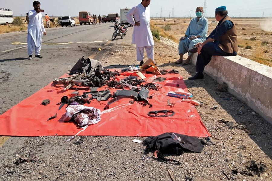 Öngyilkos merénylő hajtott egy rendőröket szállító furgonba Pakisztánban, kilenc rendőr meghalt