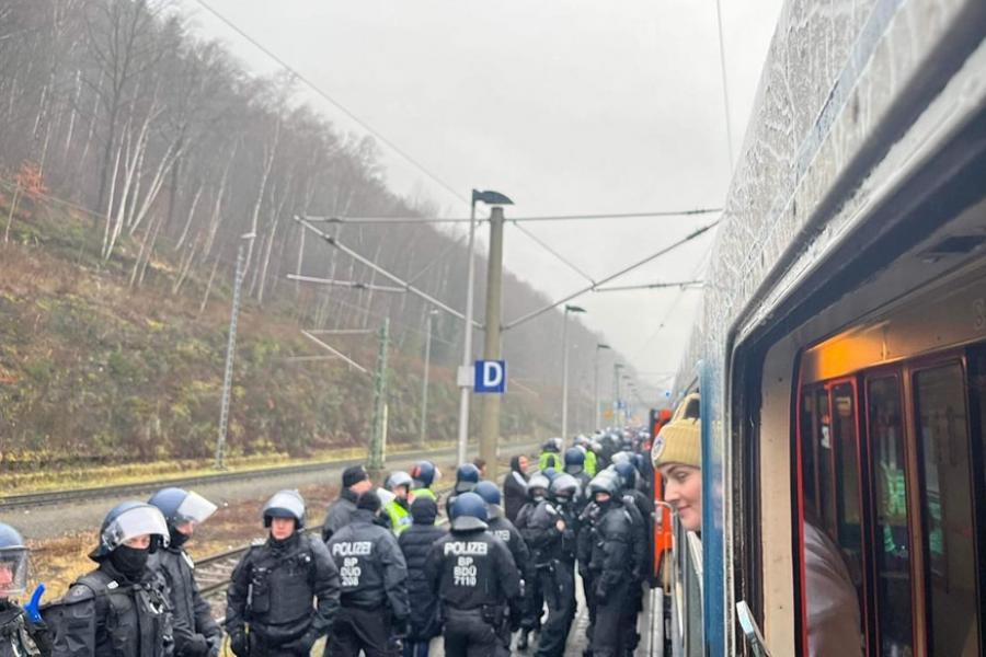 Feltartóztatták a határon a fradisták vonatát a német rendőrök