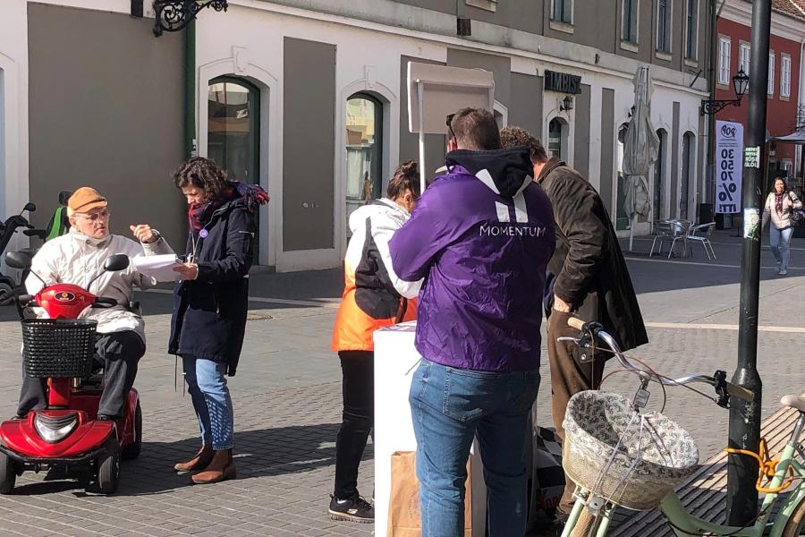 Momentumos aláírásgyűjtőkre támadt Egerben egy Diósgyőr-szurkoló
