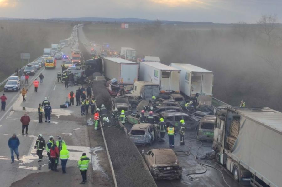 Porvihar okozott tömegbalesetet az M1-esen, 37 autó és öt kamion ütközött össze