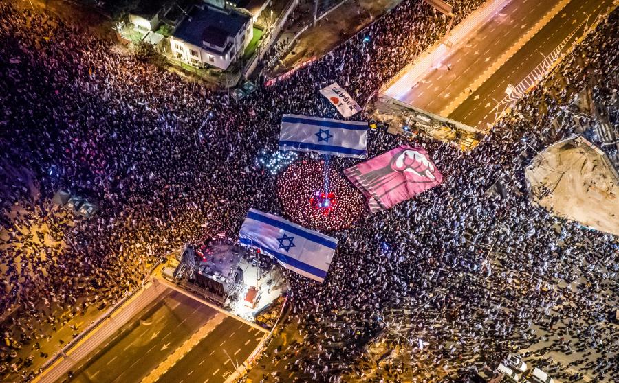 Százezrek tüntettek Izraelben a kormány igazságügyi „reformja” ellen