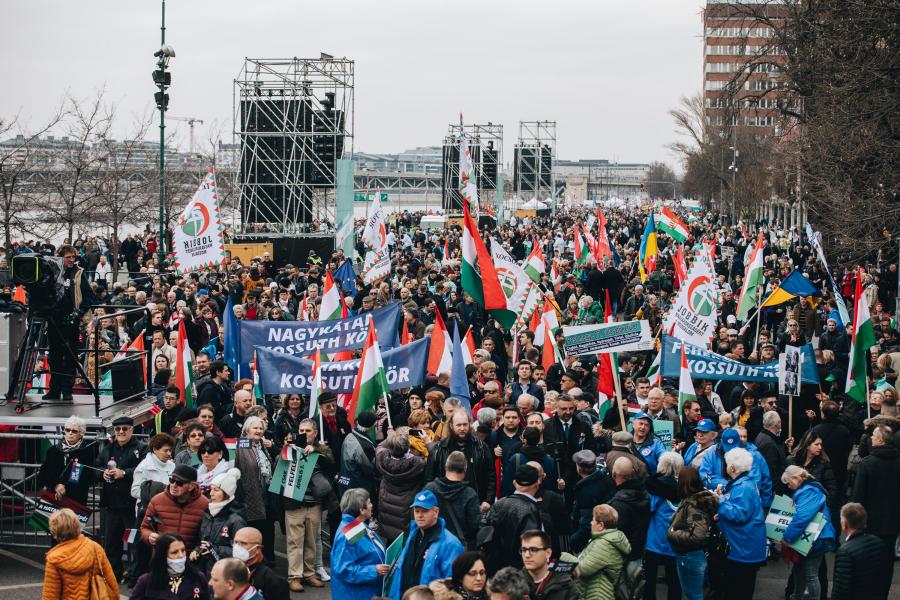 Závecz: megállt a Fidesz a lejtőn, míg az ellenzéken belül versenyt fut a DK, a Mi Hazánk és a Momentum 