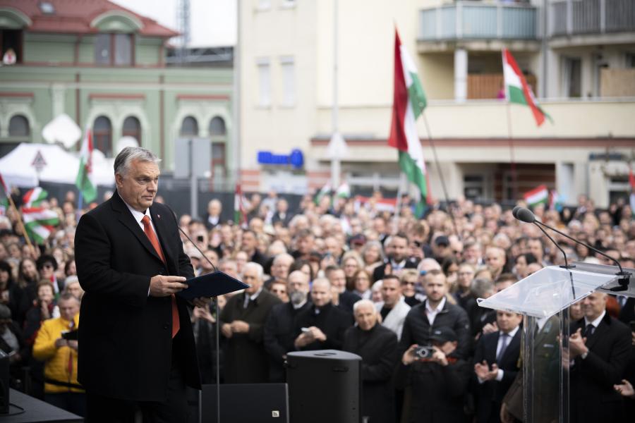 Orbán Viktort narancsos pizzával várják Petőfi Sándor szülőházánál, az ellenzék szerteszét Budapesten ünnepel