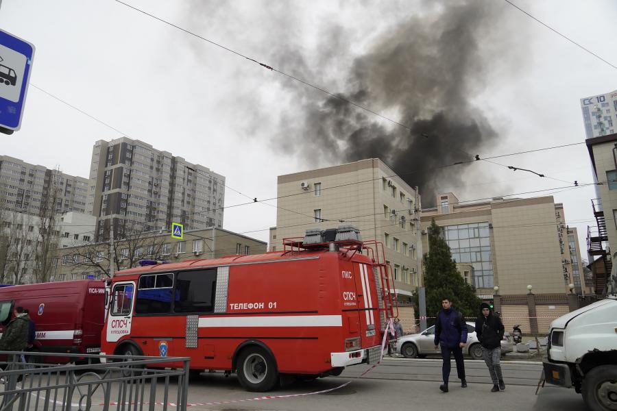 Videón, ahogy hatalmas lángokkal ég az orosz titkosszolgálat rosztovi épülete 