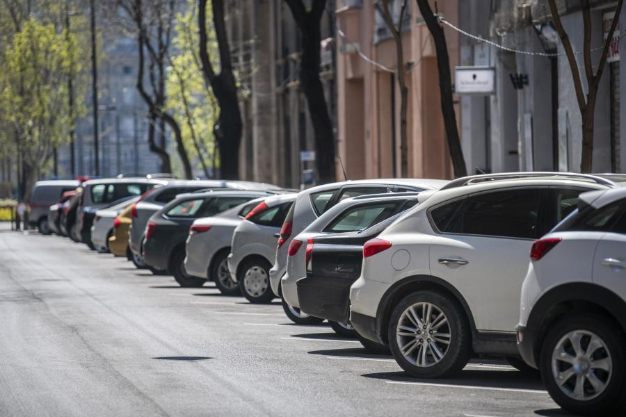 Hétfőtől tízezer forinttal büntetik az éjszaka lakossági engedély nélkül parkolókat Ferencvárosban