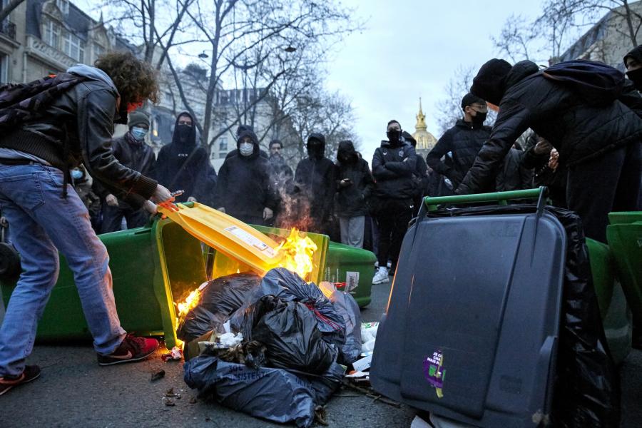 Újabb összecsapások törtek ki Párizsban nem sokkal azután, hogy elbuktak a francia kormány elleni bizalmatlansági indítványok