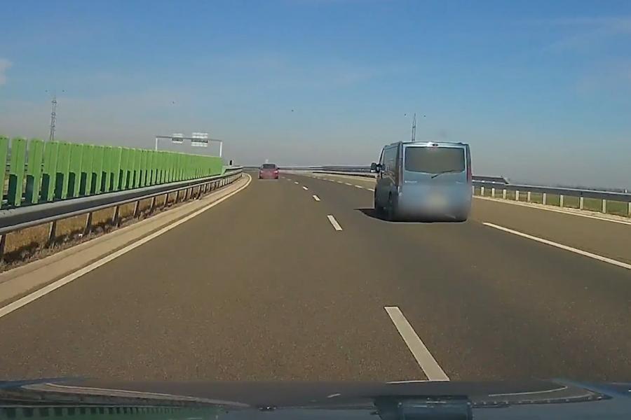 Videón, ahogy a forgalommal szemben megy egy autós a belső sávban a fehérvári elkerülőnél