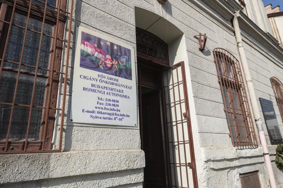 Razziát tartottak, mobiltelefonokat és bútorokat is lefoglaltak a fővárosi roma önkormányzatnál