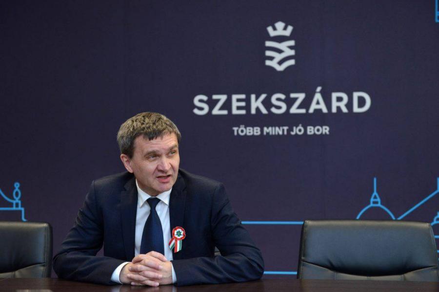 Alakul a nagykoalíciós együttműködés Szekszárdon, a Fidesz-frakció összefogott az ellenzékkel a fideszes polgármester ellen