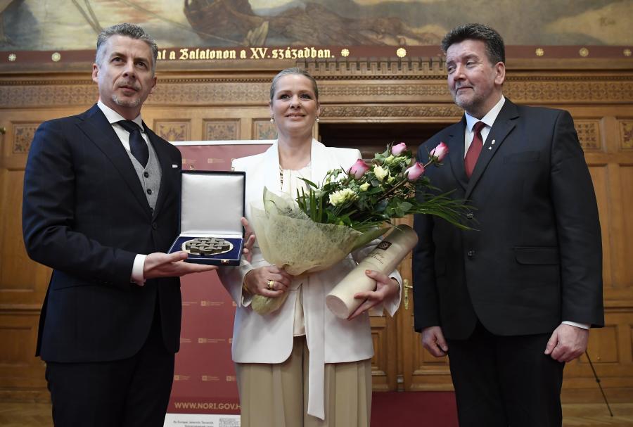 Boross Péter kitüntette Rákay Philipet és a feleségét a közös nemzeti célok támogatásáért