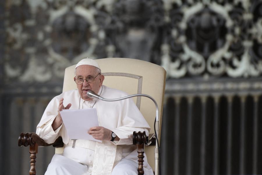 60 ezer hívő és turista köszöntötte tapssal a Vatikánba visszatérő Ferenc pápát
