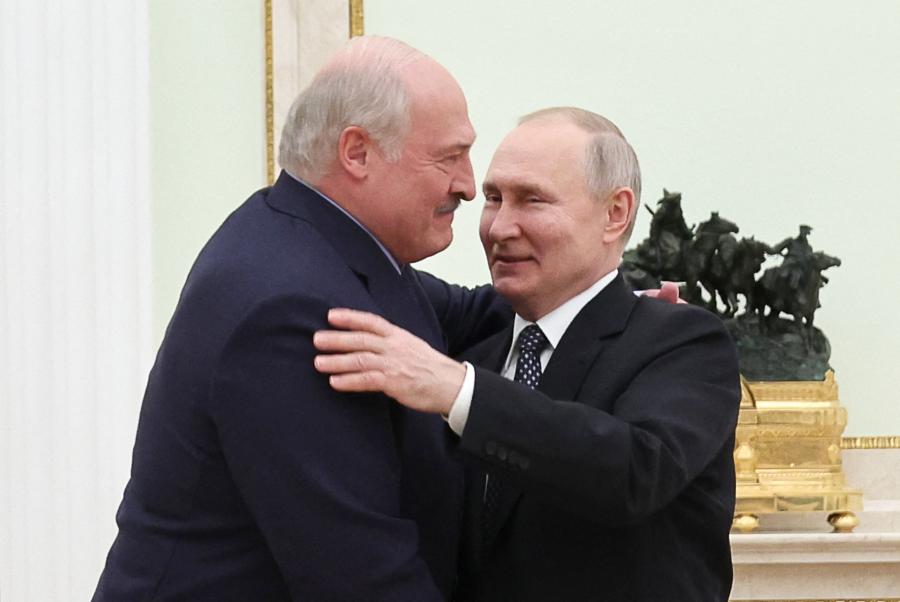 Lukasenkót Putyin és a háború tartja hatalmon,  ugyanúgy érvel, mint Orbán Viktor
