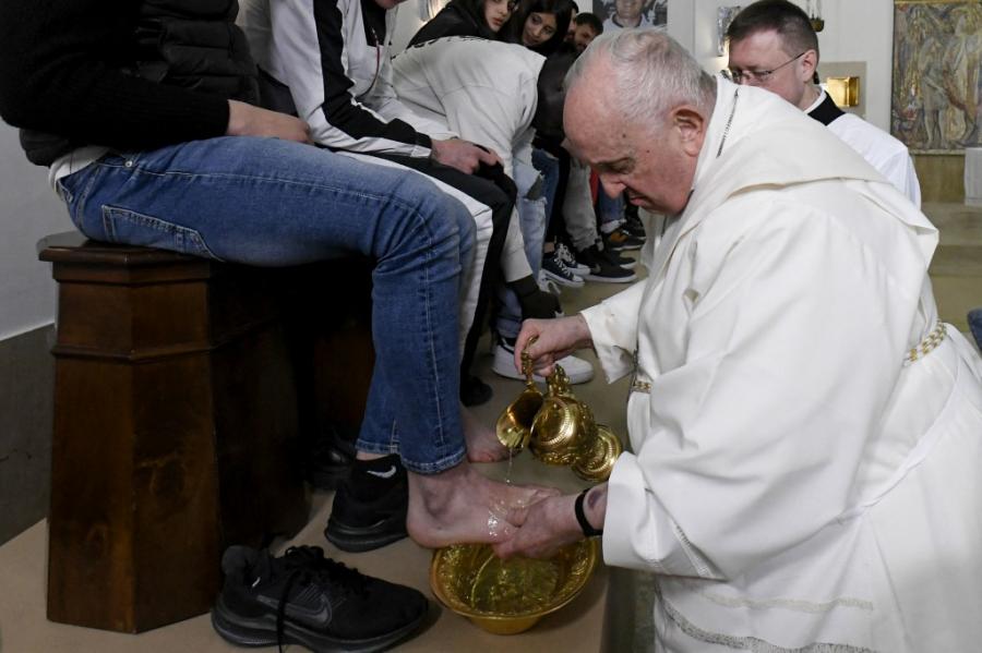 Ferenc pápa tizenkét fiatalkorú elítélt lábát mosta meg egy római börtönben
