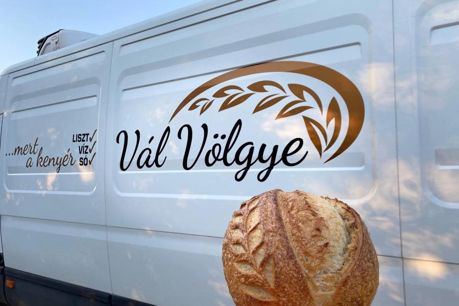 Brüsszeli százmilliókból működik a pékség, ahonnan Orbán Viktor ládaszám vitte húsvéti kenyeret és a kalácsot