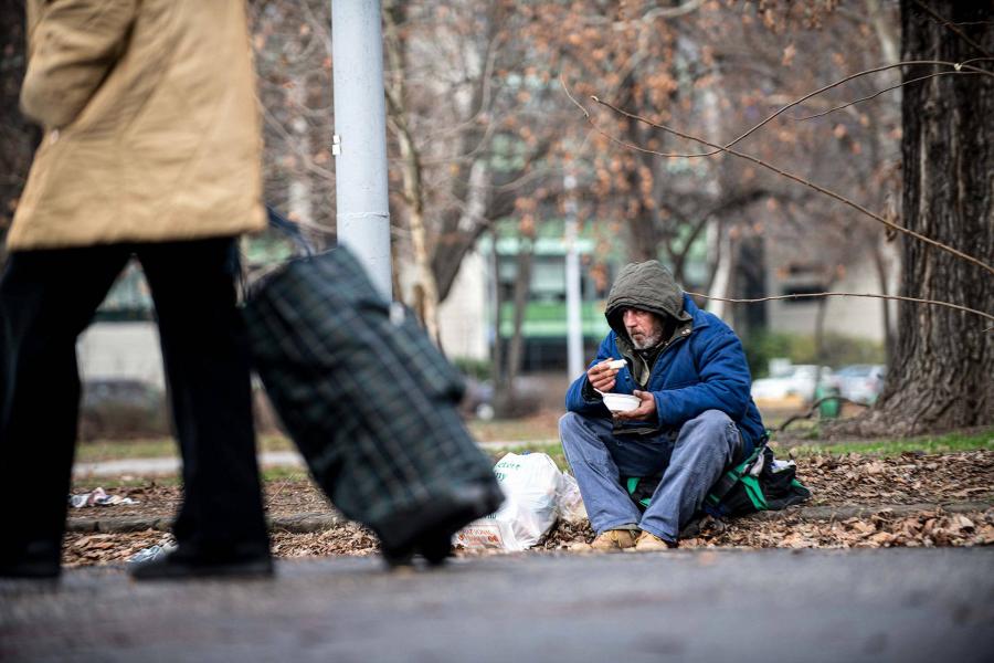 Elfogyott az egy tál meleg étel, április elsejétől szünetel az országos hajléktalan-étkeztetési program
