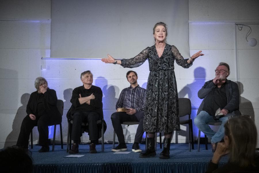 „A legméltánytalanabb helyzetbe került embereket gyakran a versek segítik át” – Hajléktalanoknak szavaltak az Örkény Színház művészei 