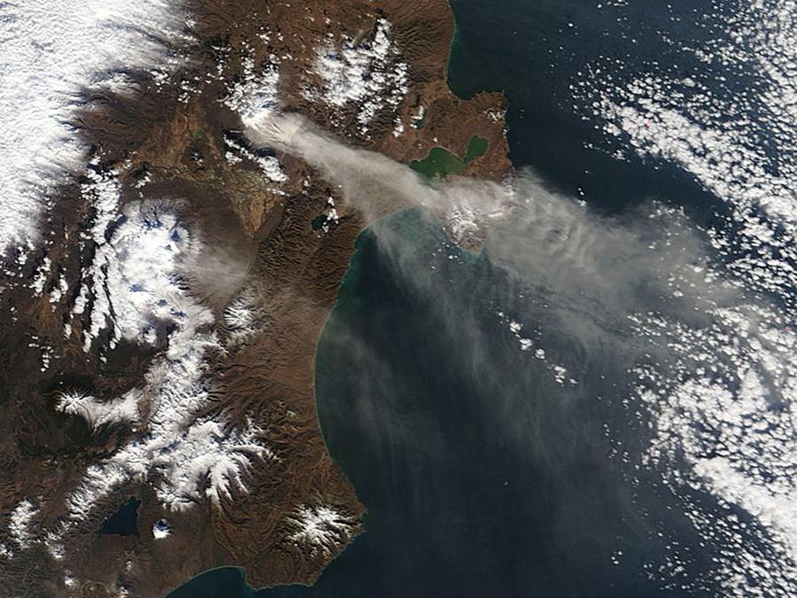 Tíz kilométer magas hamufelhőt okádott egy vulkán Kamcsatkán