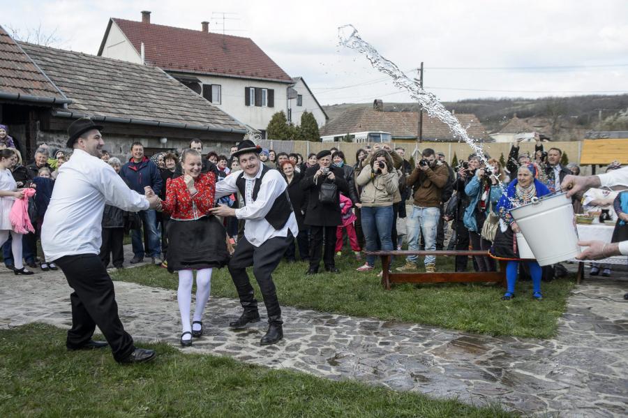 Záporok, zivatarok „segítik” a húsvéti locsolkodást a Dunától keletre