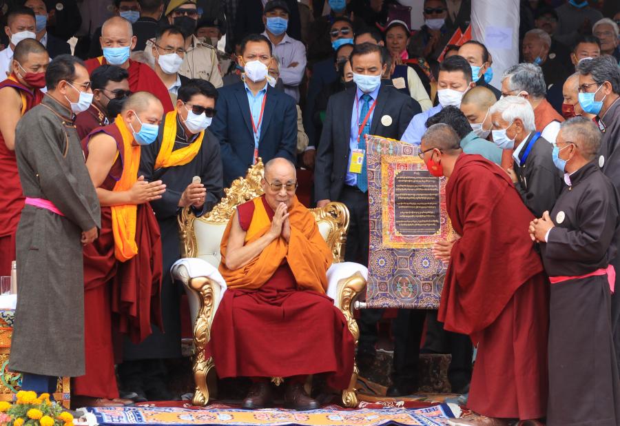 Bocsánatot kért a dalai láma, mert szájon csókolt, majd arra kért egy kisfiút, hogy „szopogassa a nyelvét”