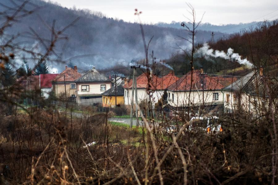 A rezsiválság miatt többen tértek át szénre és fára, tovább romlik a levegő a kis magyar településeken