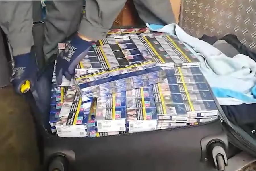 Több mint 170 karton zárjegy nélküli cigarettára bukkantak egy román autóban Rajkánál