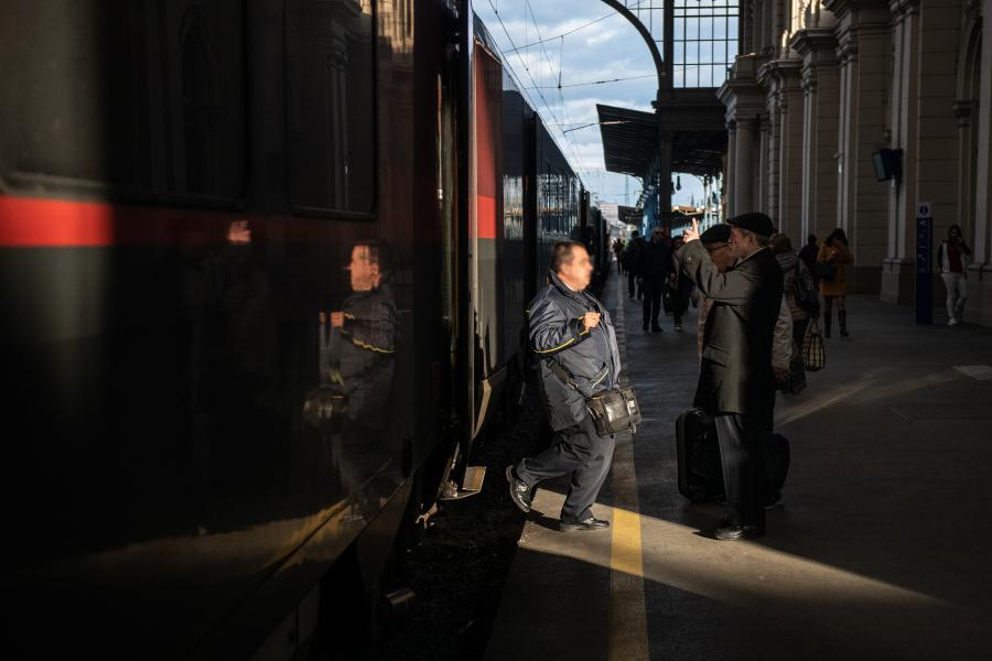 Mindent lekapcsolt a mozdonyvezető, több utas vasúti kocsiban rekedt a Keleti pályaudvaron
