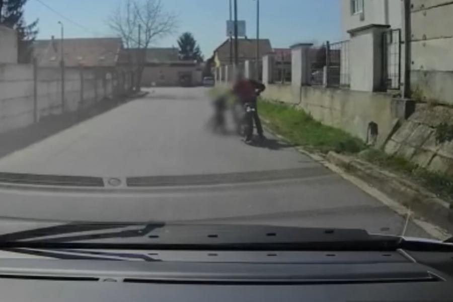 Videón, ahogy négyéves gyerekét motoroztatja egy apa az egri utcán