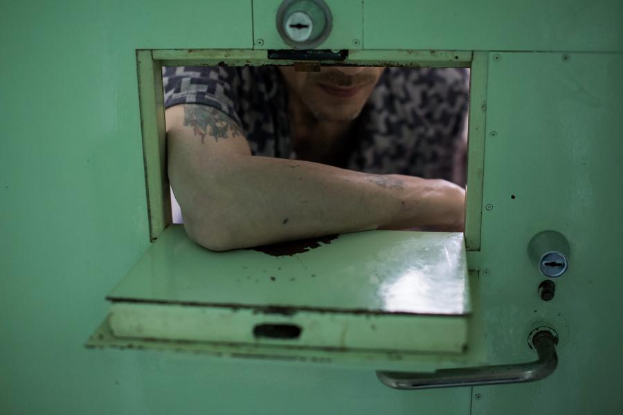„Gyúrós gyógyszert” kért egy rab a börtönőrtől, még négy év börtönt kapott