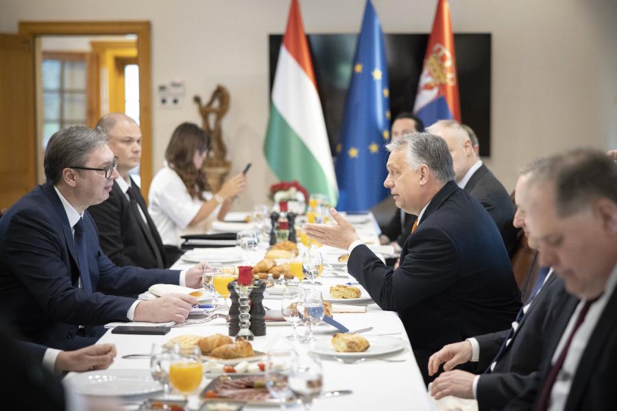 Szerbiába megy Orbán Viktor, munkareggeli után megnéz egy katonai bemutatót