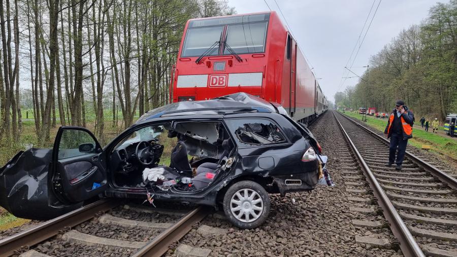 Vonattal ütközött egy autó a németországi Hannoverben, hárman meghaltak