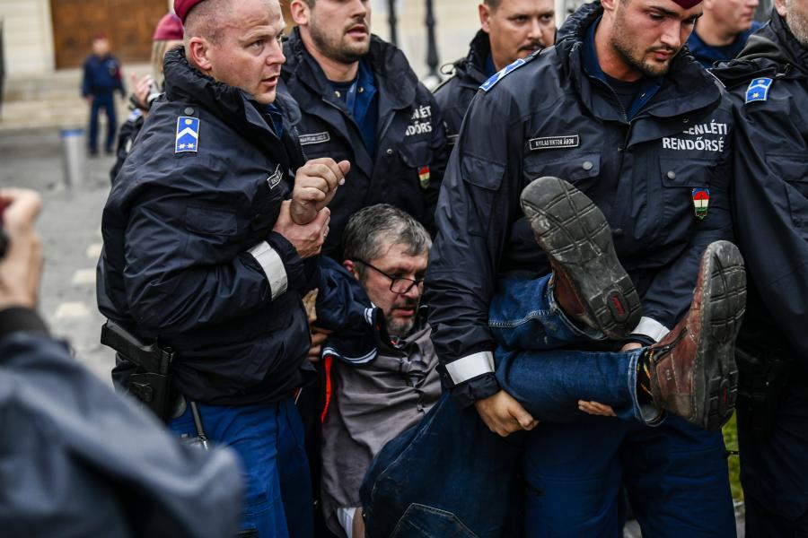 Újra kordont bontott az ellenzék, Hadházy Ákost és Gelencsér Ferencet a rendőrök földre teperték