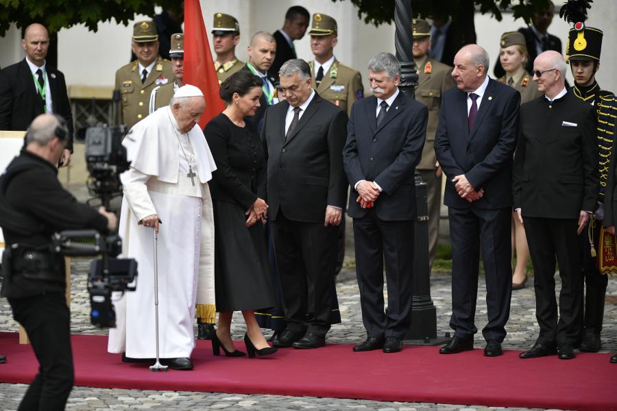 Egy szakadék választja el Ferenc pápát Orbán Viktortól
