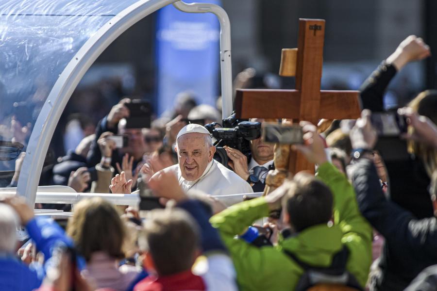 Ferenc pápa mindenkit kért, hogy nyissa ki a   kapukat, aztán elrepült Magyarországról – Galéria!