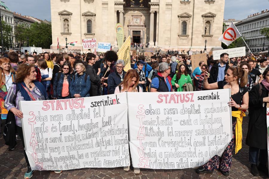 Pintér Sándor tárcája „átfogó egyeztetés” után benyújtja a pedagógus státusztörvény tervezetét a parlamentnek