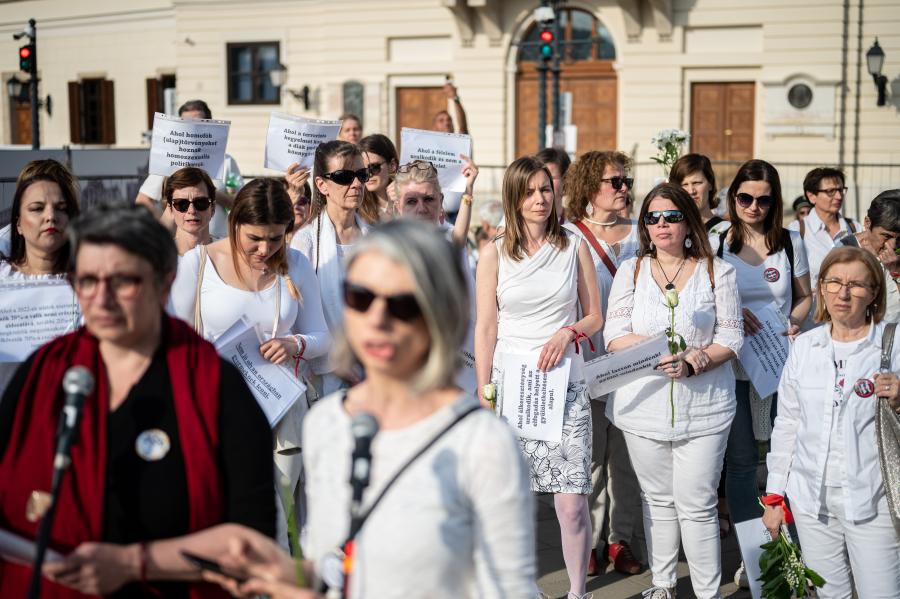 Tüntetéssel ünnepelte az anyák napját a Sándor-palotánál több száz édesanya