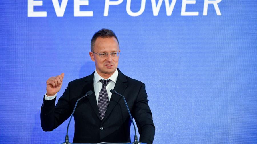 Szijjártó Péter bejelentette, hogy újabb akkumulátorgyár jön Magyarországra