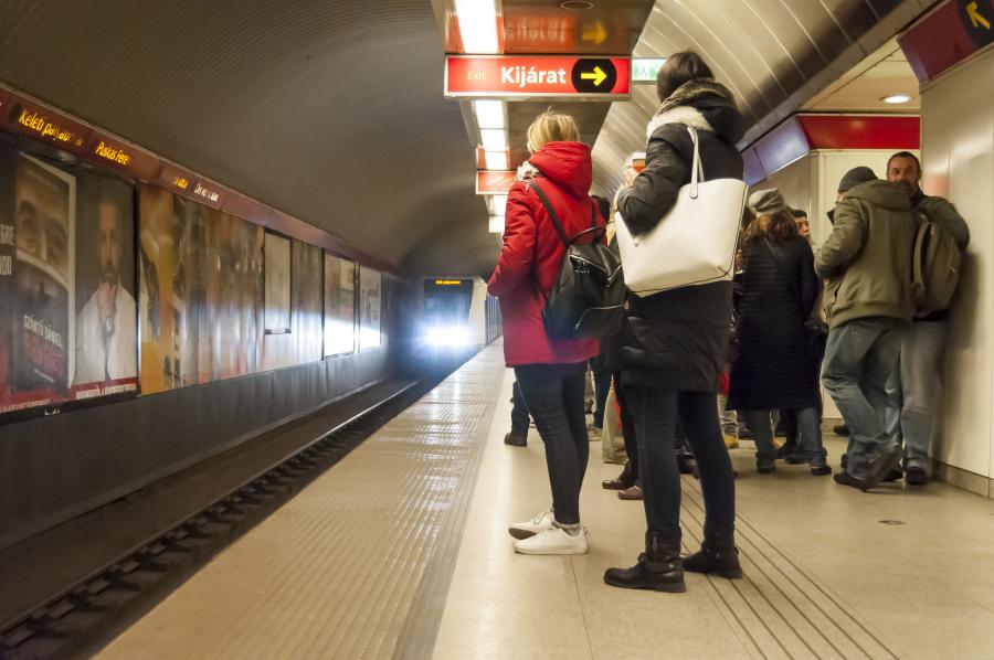 Füstölt a kettes metró mozgólépcsője a Keleti pályaudvarnál 